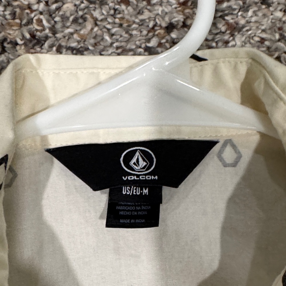 Volcom Cream Short-Sleeve Button-Up with Black Drop Print —FAST SHIP - Picture 2 of 3